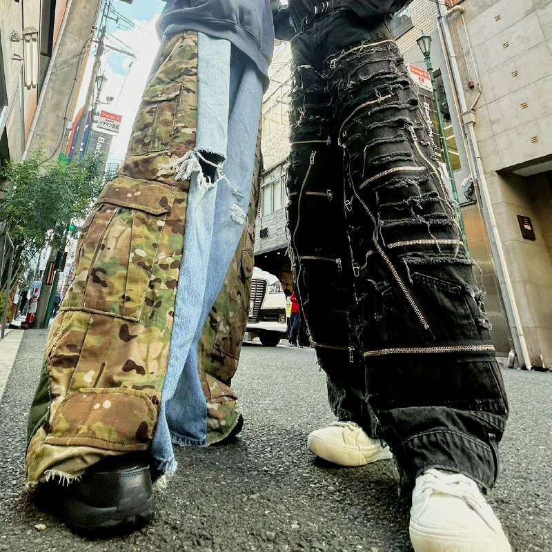 堀江の街中で並んで立つ2人の正面カット