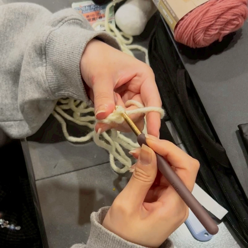 編み途中のニット生地を確認する利用者さん