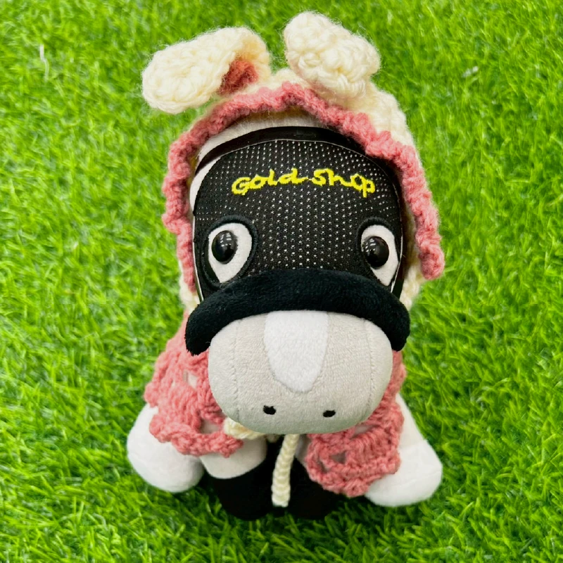 完成した服をぬいぐるみに着せた正面写真