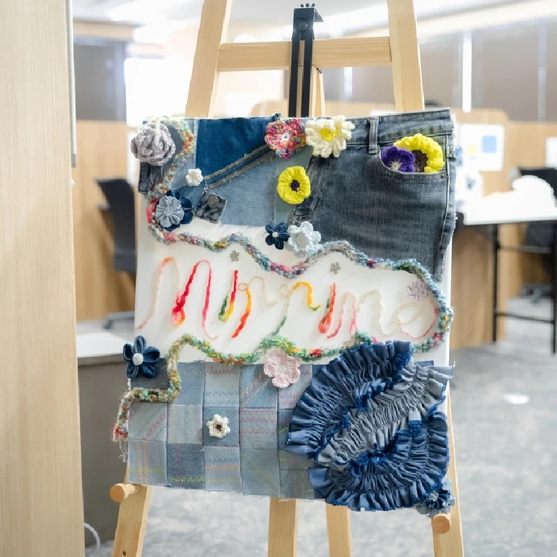 
  alt: 就労継続支援A型事業所の入口にある利用者さん制作のwelcome看板