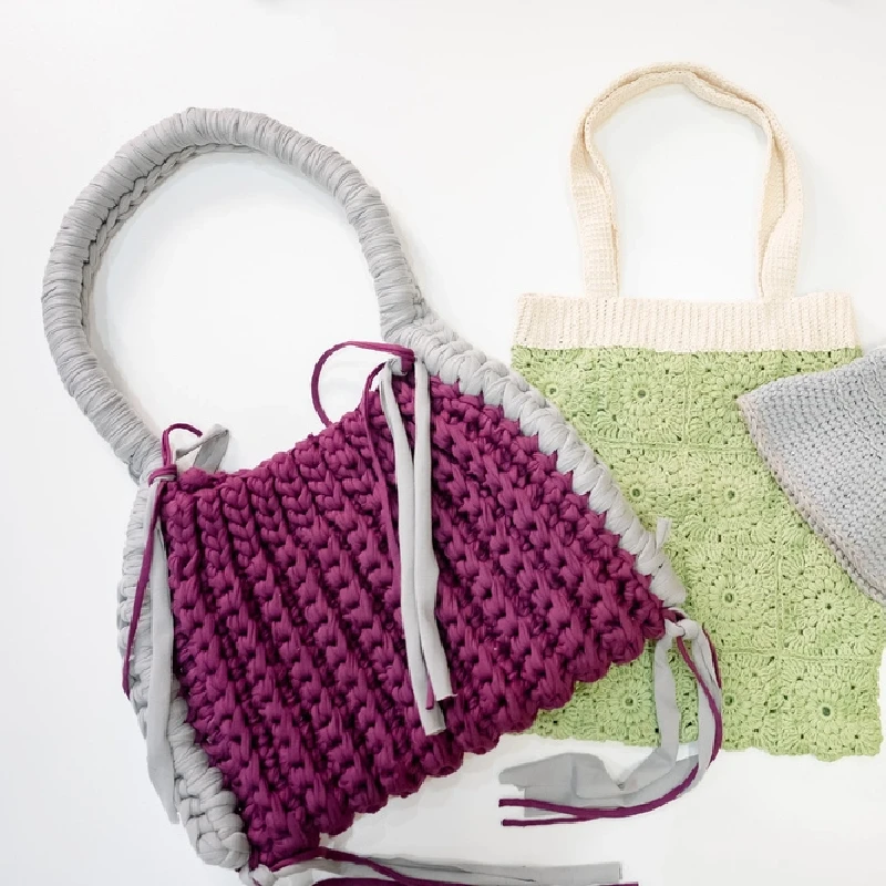 ものづくり業務で制作した編み物のバッグ