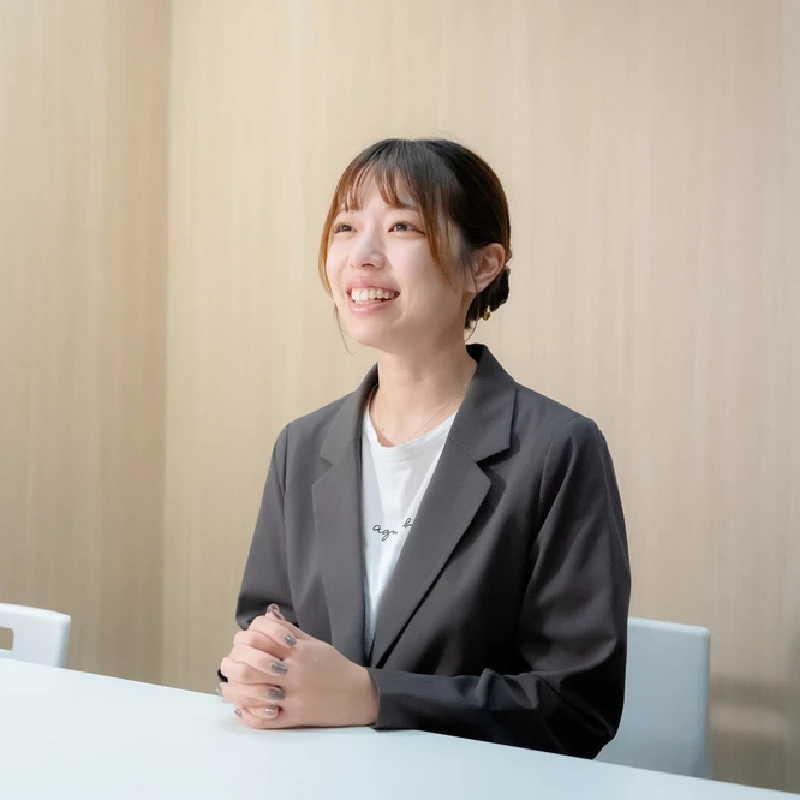 取材を受ける職員が事業所の支援内容について話している様子