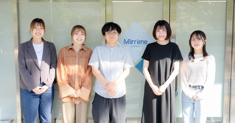 LITALICO仕事ナビ取材掲載｜大阪の就労継続支援A型事業所で利用者さんが制作したリメイクデニムや編み物バッグを紹介する様子。職員と利用者さんが一緒に取り組む現場の雰囲気も見える。