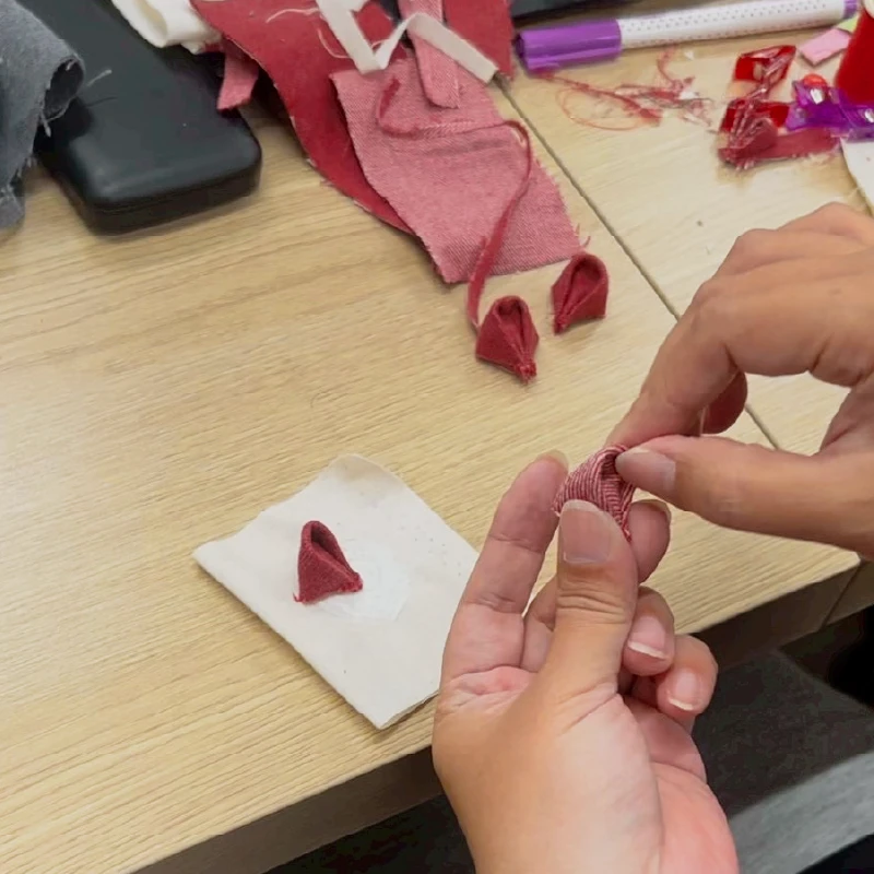 花びらを1枚ずつ丁寧に作る工程の様子