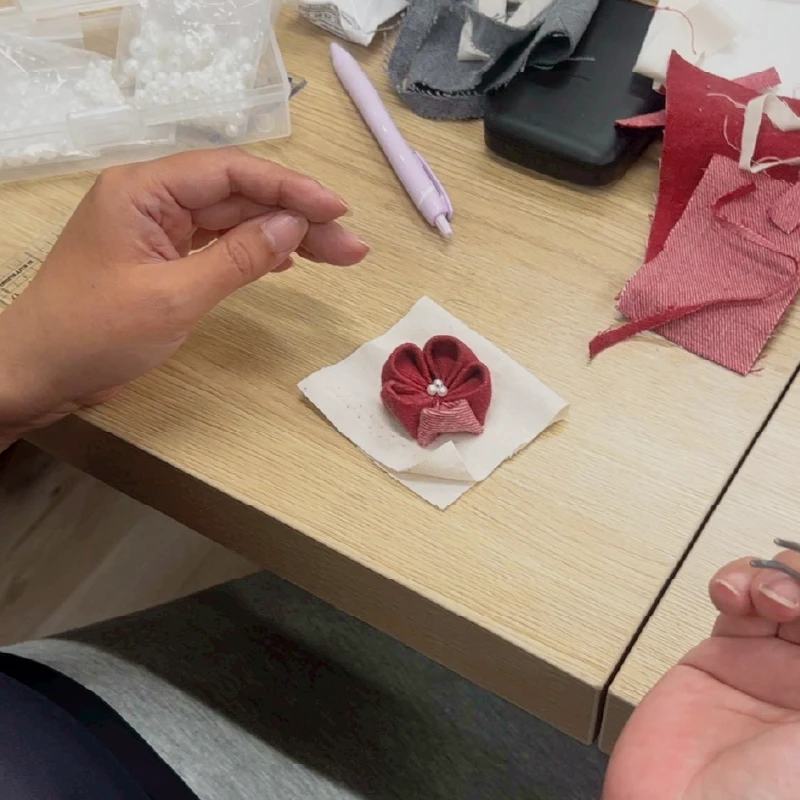 出来上がった花飾りを3つ並べた完成品の写真