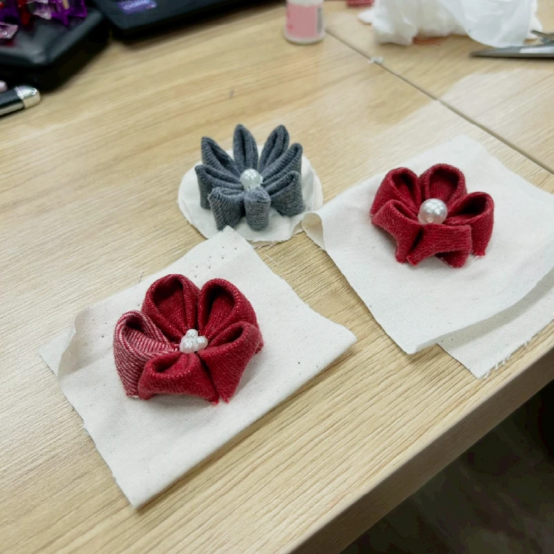 花の中央にパールを飾り付けている様子