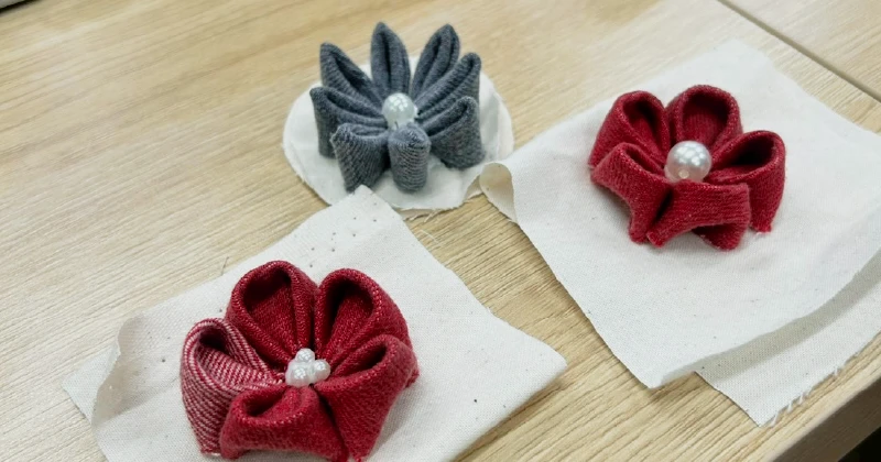 就労継続支援A型事業所でのハンドメイド制作風景（花の飾りを作る様子）