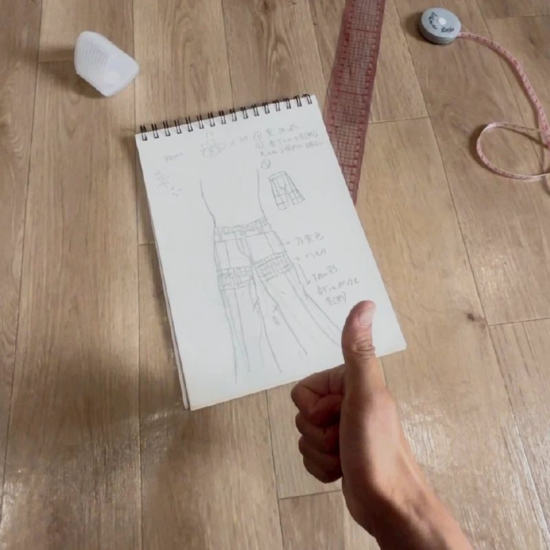 デザインラフのチェックを行う職員と利用者さんの打ち合わせ風景。