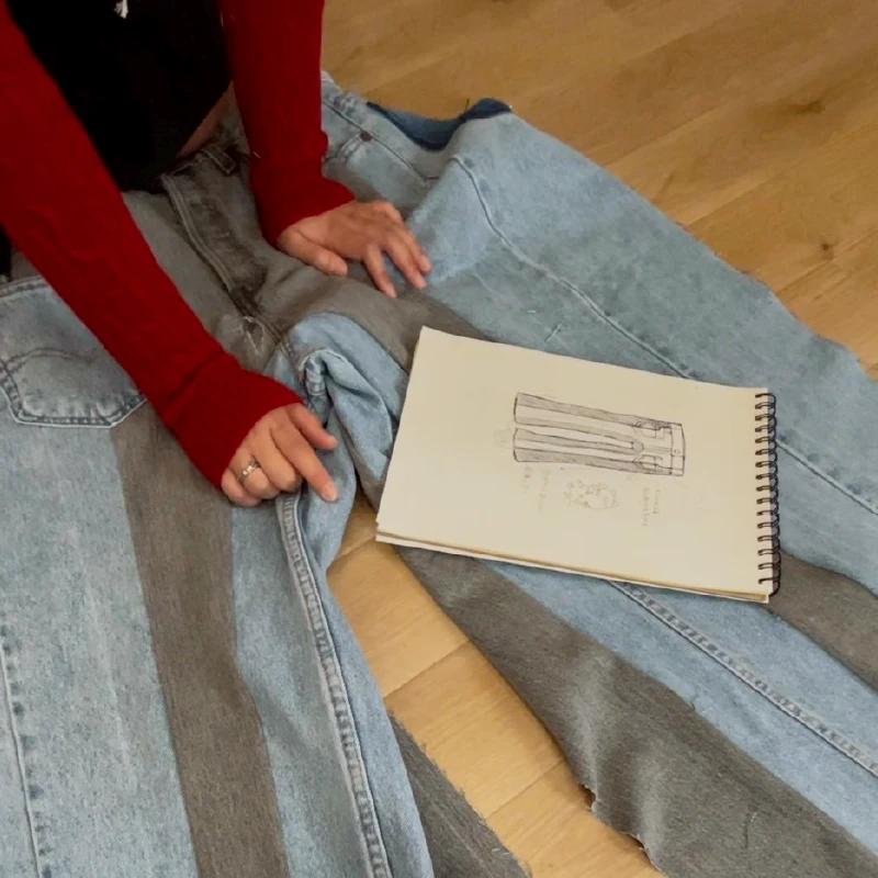 リメイクデニムに使う素材を選定する様子。