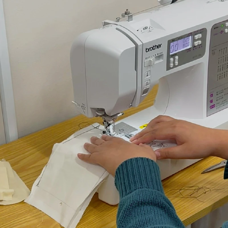 利用者さんがミシンで縫製しているところ