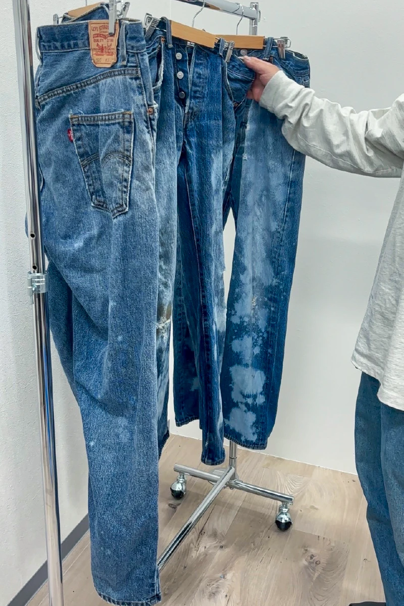 色抜き作業を終え、完成したデニムを確認する利用者さん