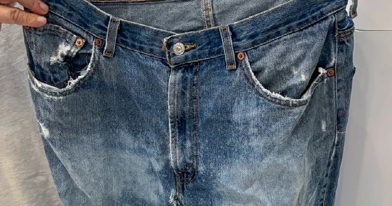 就労継続支援A型事業所で制作された、漂白によって色を抜いたリメイクデニムの1本。