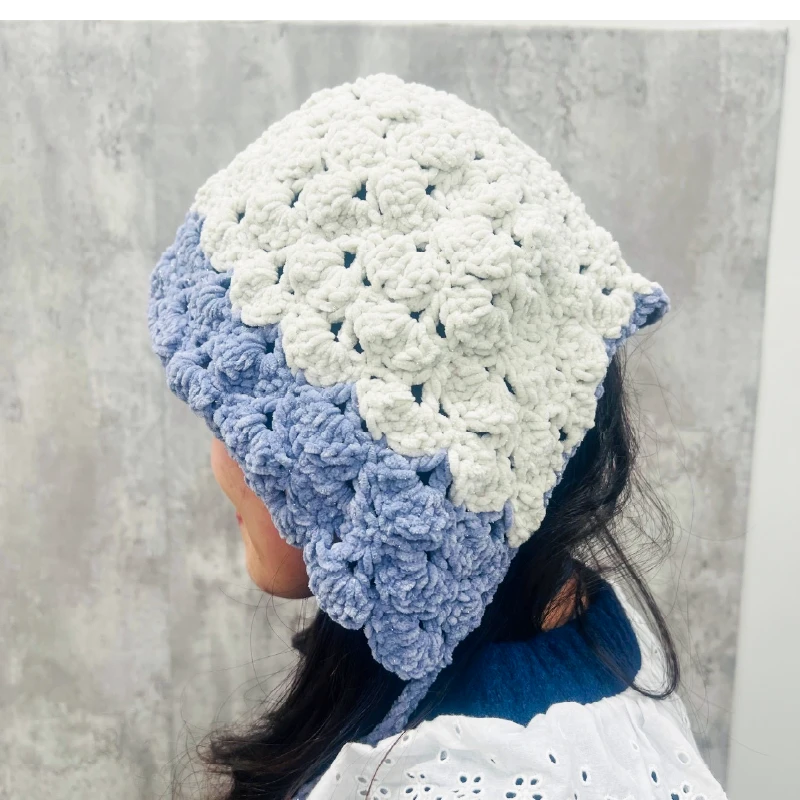 ニット帽を試着する職員の写真