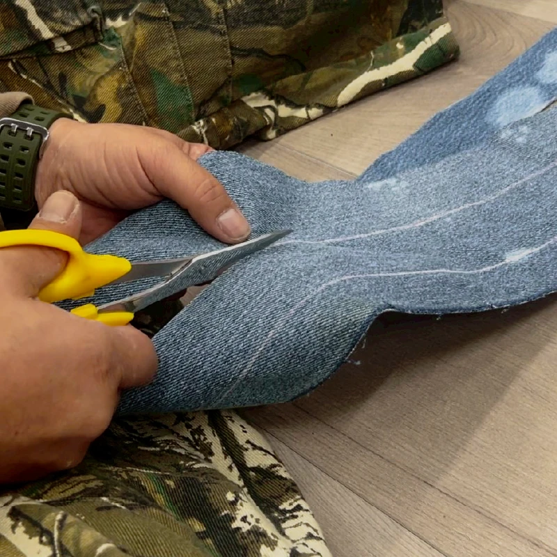 リメイクデニム制作のためにデニム素材をカットする利用者さん