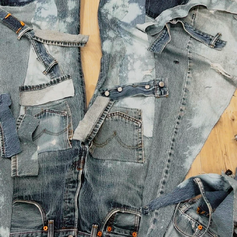 カットしたデニム素材をデザイン通りに並べる利用者さん