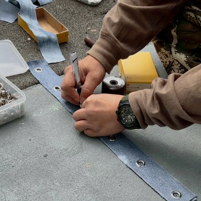デニムのパーツを組み合わせる準備をする利用者さん