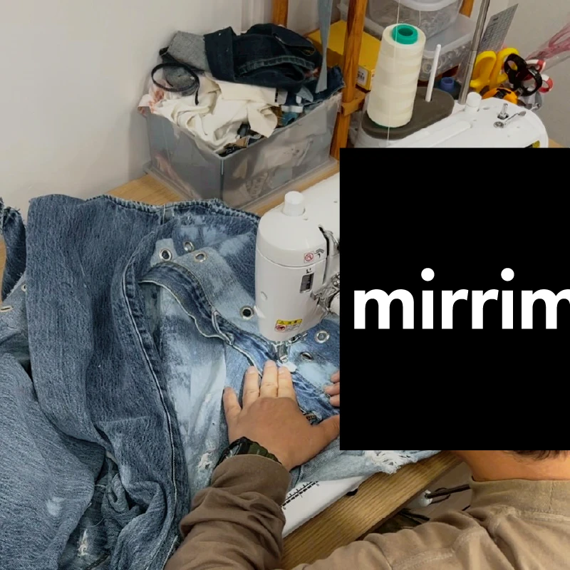 デニムをミシンで縫い合わせる利用者さん