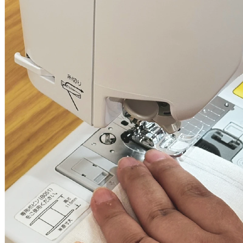 ミシンで巾着の側面を縫っている様子