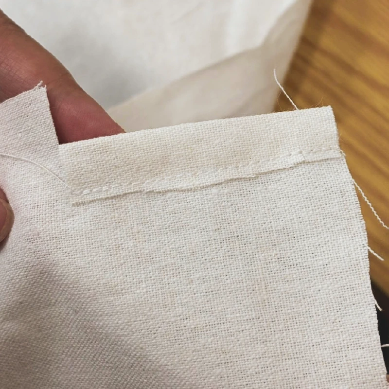 完成した巾着を机の上に並べている様子