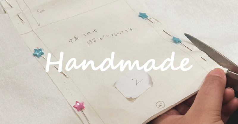 大阪の就労継続支援A型事業所で行われる縫製練習の様子を写した巾着制作作業風景