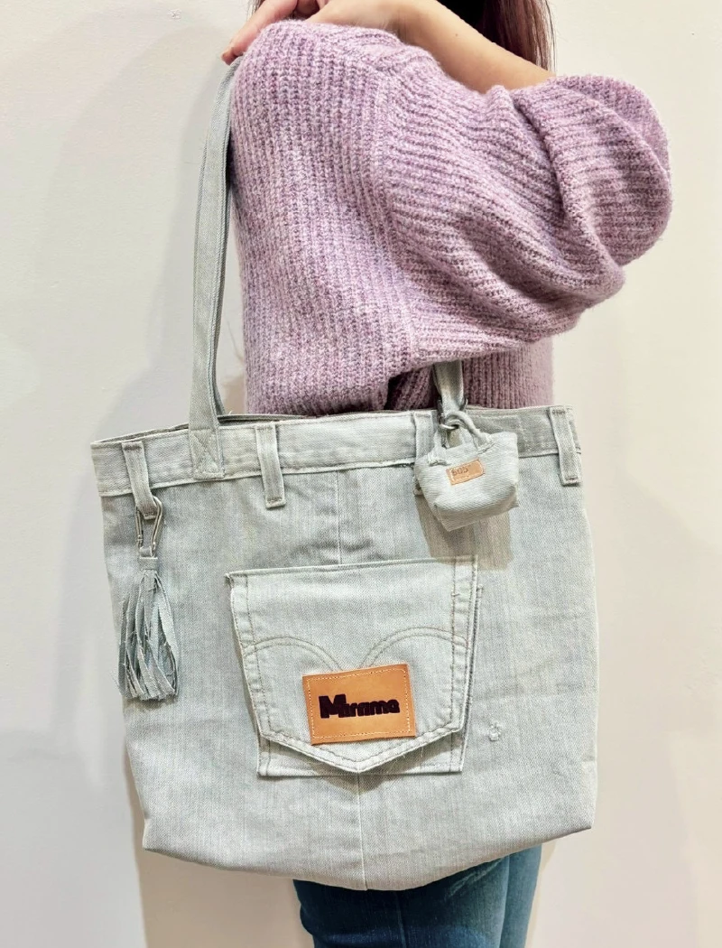 職員がデニムトートバッグを持ってみた（表面）