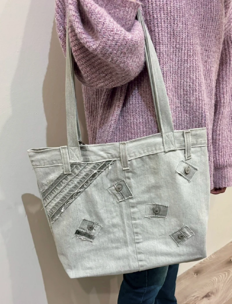 職員がデニムトートバッグを持ってみた（裏面）