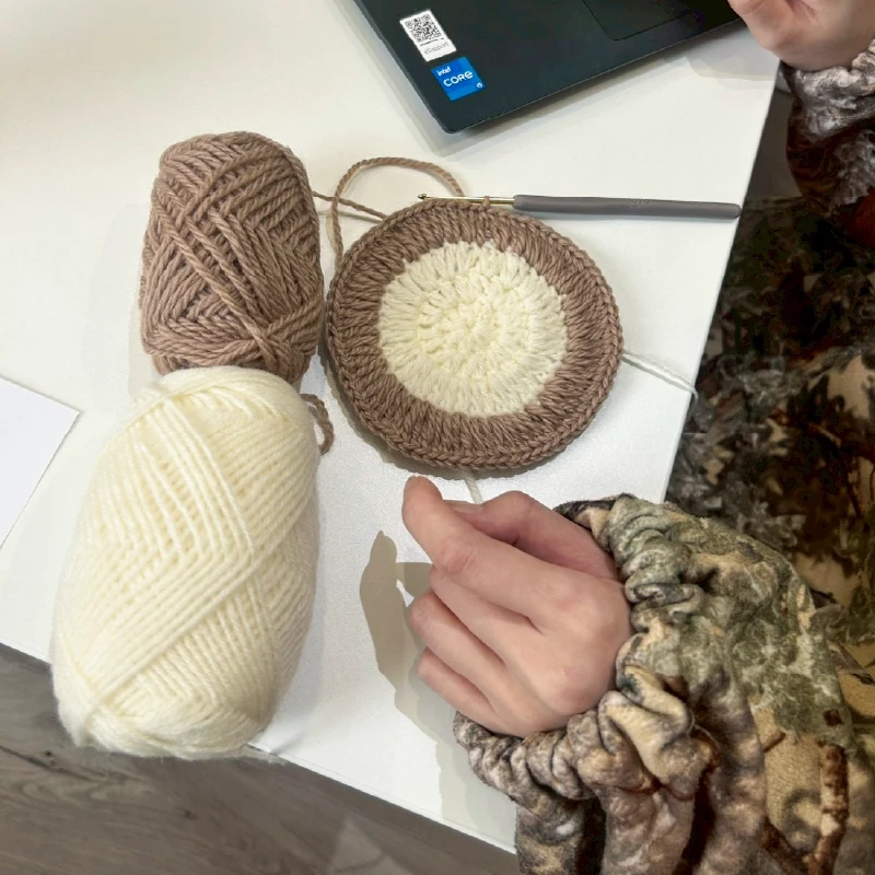 完成間近のコースターを確認する利用者さん