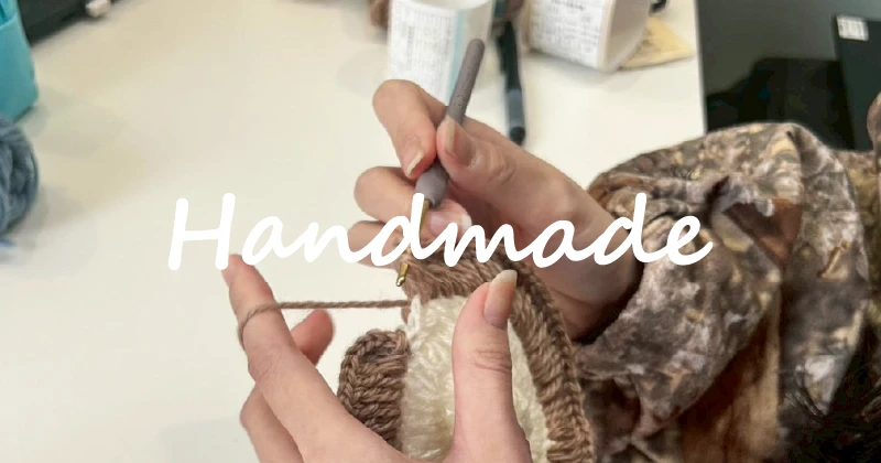 就労継続支援A型事業所で編み物コースターを制作する利用者さんの手元