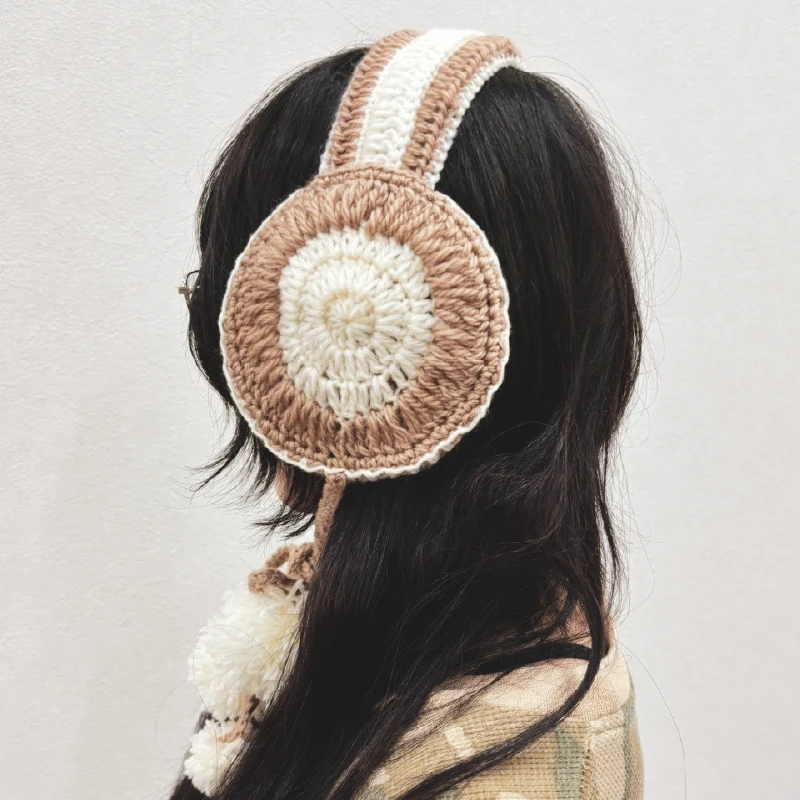 完成したぽんぽんニット耳当てを着けている職員の横顔