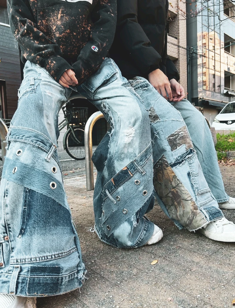 二人の利用者さんがリメイクデニムを着用し、堀江の路地で並んで写っている様子。