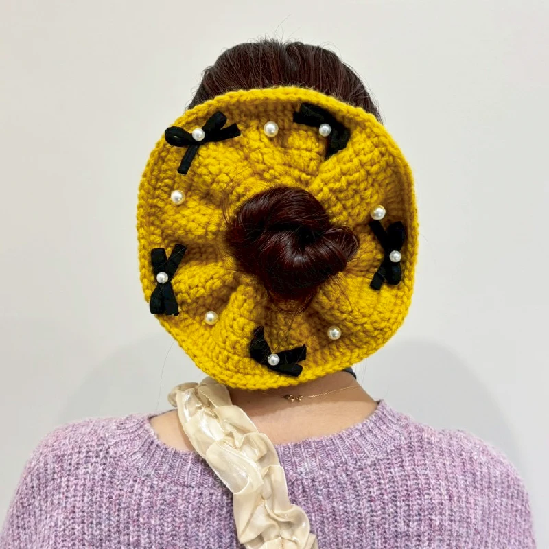 クリスマスカラーで編んだシュシュを広げて状態