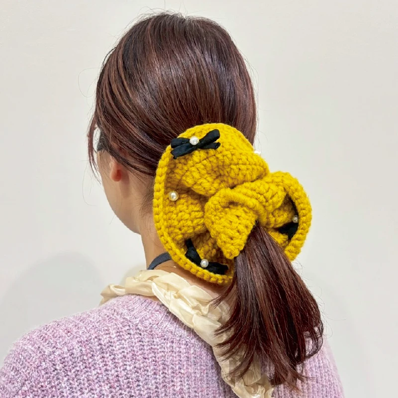 クリスマスシュシュを髪に装着して見せた例