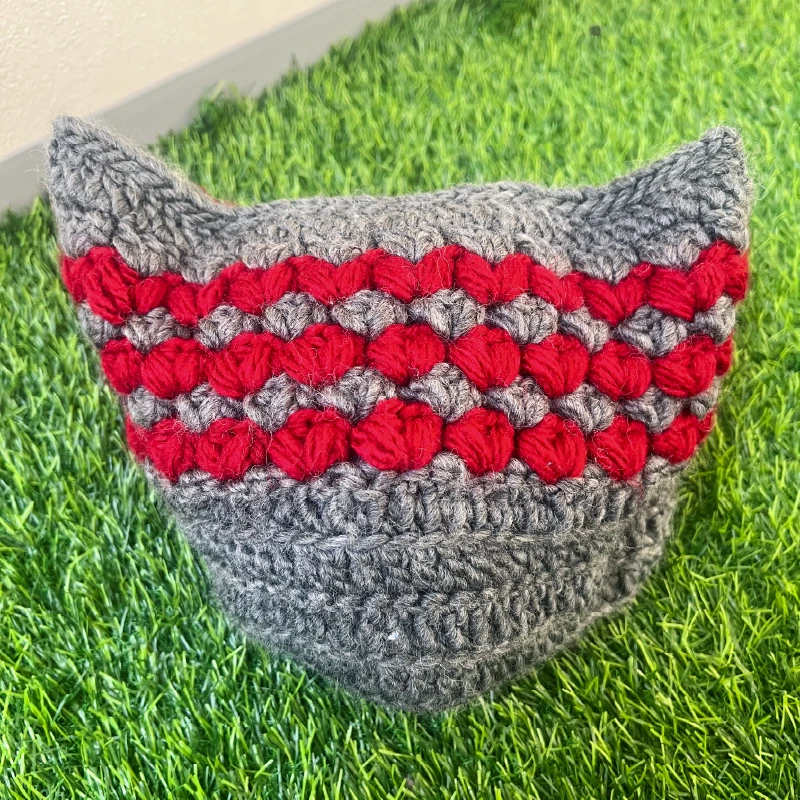 赤いラインが入ったグレーの猫耳ニット帽を平置きした状態