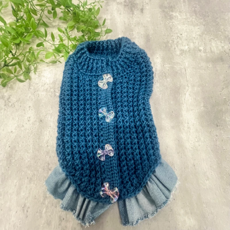 藍色の毛糸で編まれた子犬用ニット服を平置きした状態