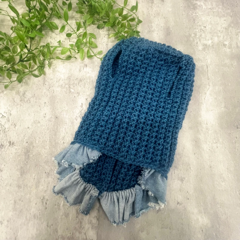 子犬用ニット服の背中部分をクローズアップした構図