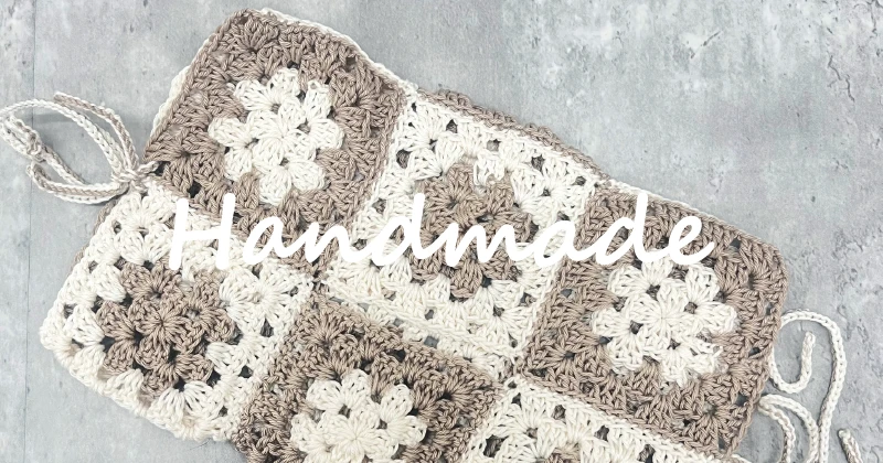 白色と茶色の毛糸で編まれたティッシュカバー