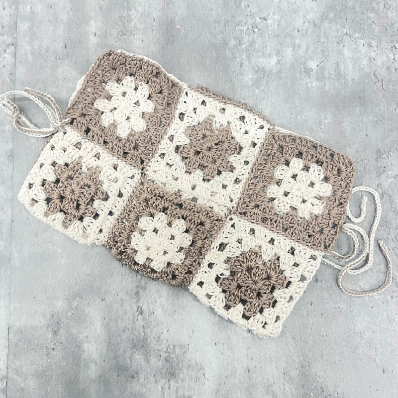 白色と茶色の毛糸で編まれたティッシュカバー