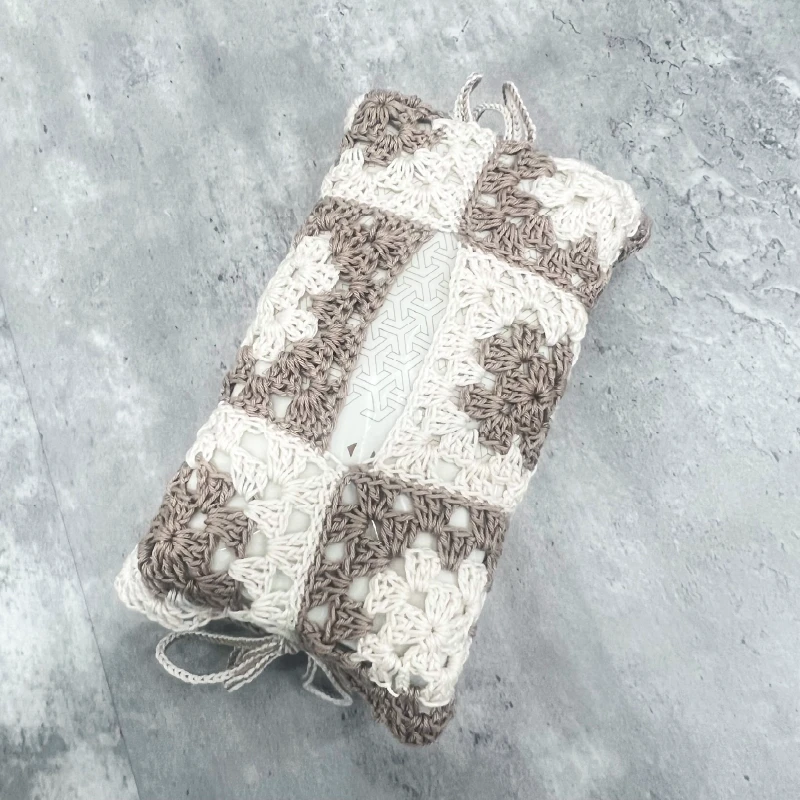 ティッシュを収納した編み物カバー